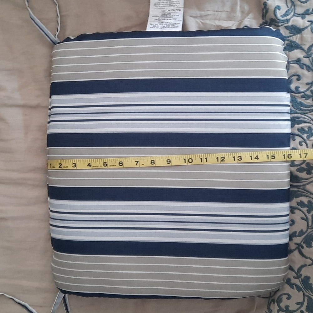 4 chair cushions - Picture 3 of 4